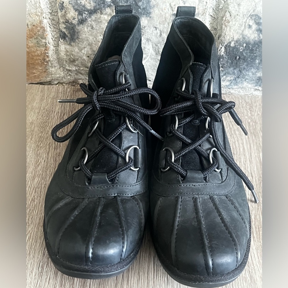UGG Duckboots Lace Up Rain Boots